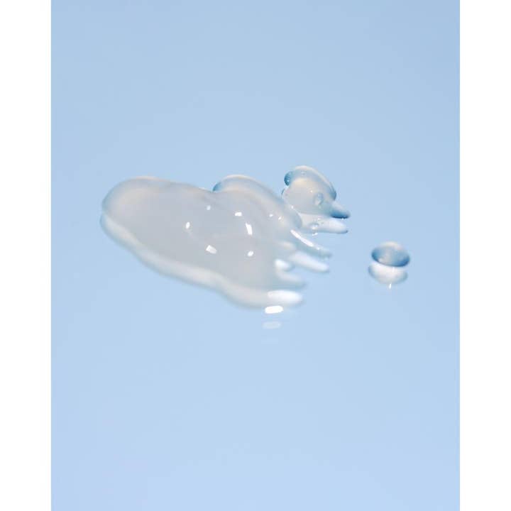 SKIN1004 Madagascar Centella Hyalu-Cica Blue Serum 50 ml fuktighetsgivende ansiktsserum med lett lyseblå geltekstur