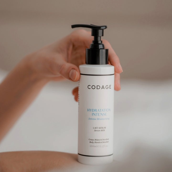 Codage Paris The Body Serum Milk 150 ml intensivt fuktighetsgivende kroppsserum i hvit flaske med svart pumpe