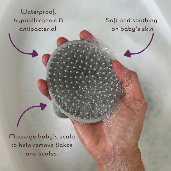 Kokoso Bath Brush 1 stk babybørste i grå silikon med myke tagger som masserer hodebunnen og fjerner skurv