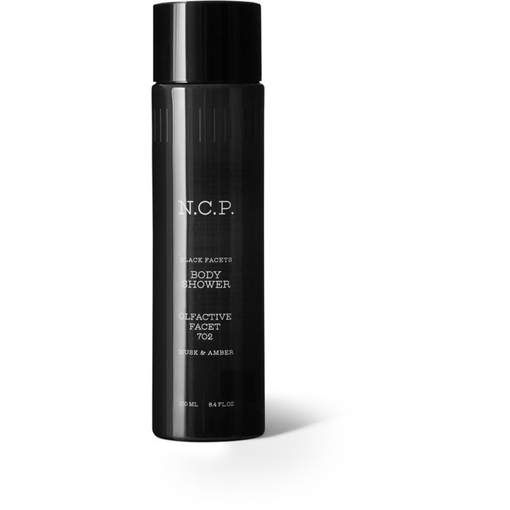 N.C.P. Olfactive Facet 702 Body Shower 250 ml rengjørende dusjsåpe i en stilren svart sylindrisk flaske med hvit tekst.