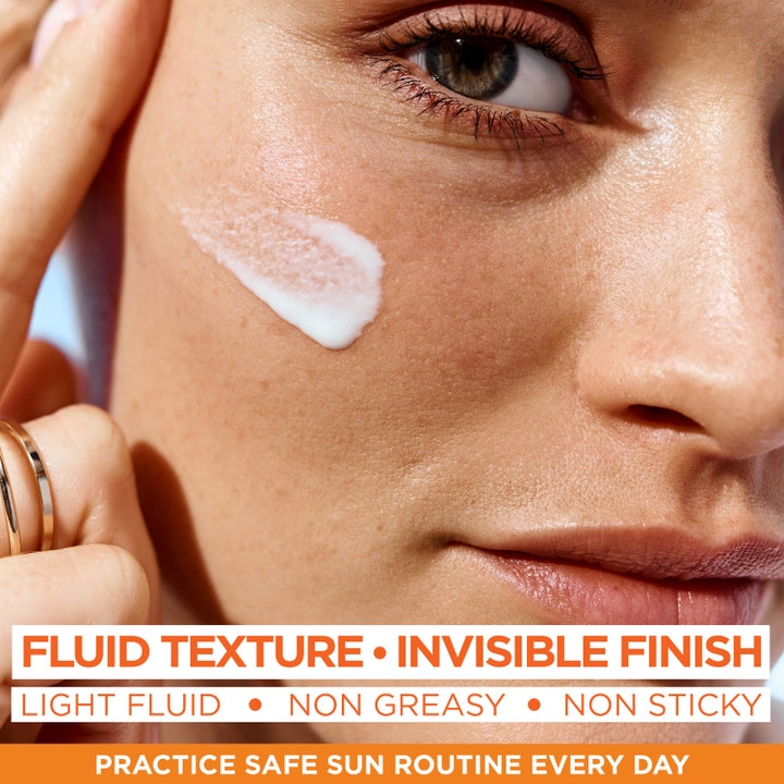 Garnier Ambre Solaire Super UV Vitamin C 40 ml mot mørke flekker viser lett flytende tekstur og usynlig finish på hud.