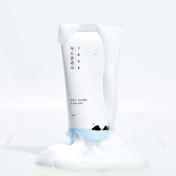Round Lab 1025 Dokdo Cleanser 150 ml ansiktsrens dekket i hvitt skum som gir en fuktighetsgivende rens
