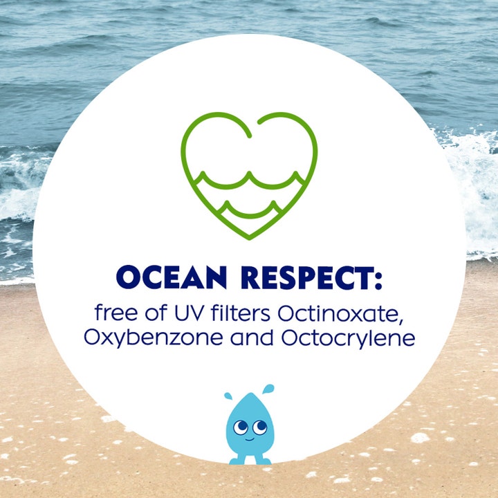 NIVEA SUN Kids Sensitive Roll-On 50 ml solkrem med Ocean Respect symbol på en strandbakgrunn