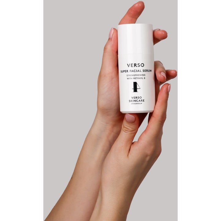 Verso Super Facial Serum 30 ml styrkende ansiktsserum med Retinol 8 i hvit pumpeflaske holdt av hender