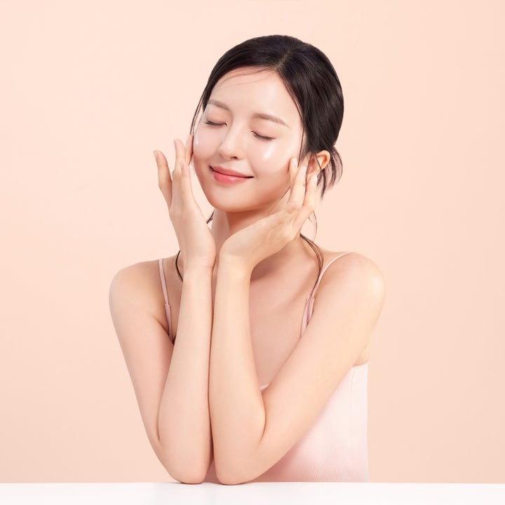 Dr. Ceuracle PDRN & Retinol Shot Ampoule 30 ml ansiktsserum som gir glød vist på en kvinne med sunn og strålende hud