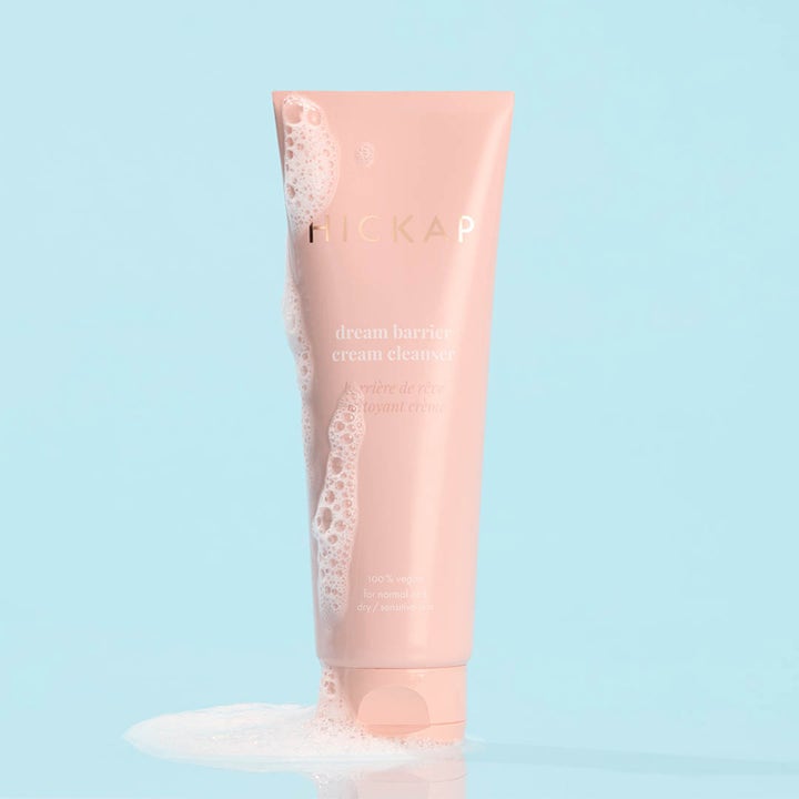 Hickap Dream Barrier Cream Cleanser 125 ml vegansk ansiktsrens i rosa tube dekket av luftig hvitt skum.