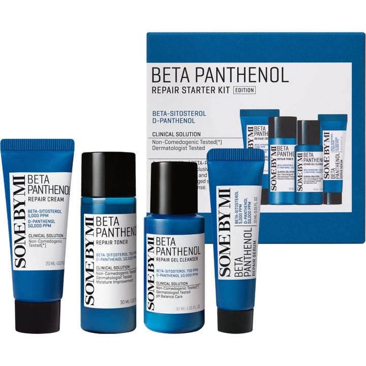 SOME BY MI Beta Panthenol Repair Starter Kit 4 deler reparerende hudpleiesett i blå og hvit emballasje foran esken.