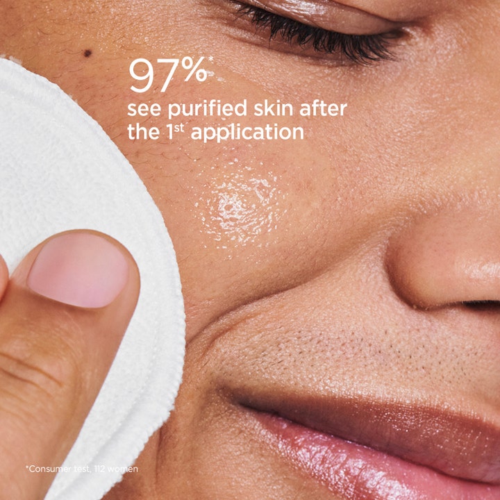 Clarins My Pure-Reset Toner 200 ml påføres med bomullspad for renere hud etter første bruk