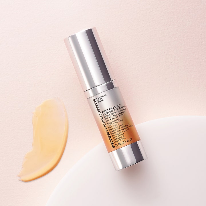 Peter Thomas Roth Potent C Eye Cream 15 ml lysnende øyekrem med vitamin C i sølvflaske og en gul kremtekstur