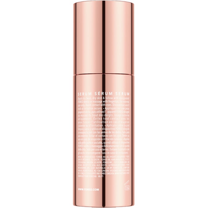 FOREO Supercharged Serum 2.0 30 ml fuktighetsgivende ansiktsserum i rosegullfarget sylindrisk flaske sett bakfra