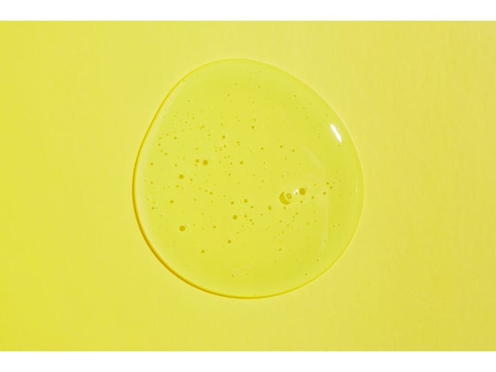 COSRX Low pH Good Morning Gel Cleanser 150 ml ansiktsrengjøring med gjennomsiktig geltekstur og bobler på gul bakgrunn