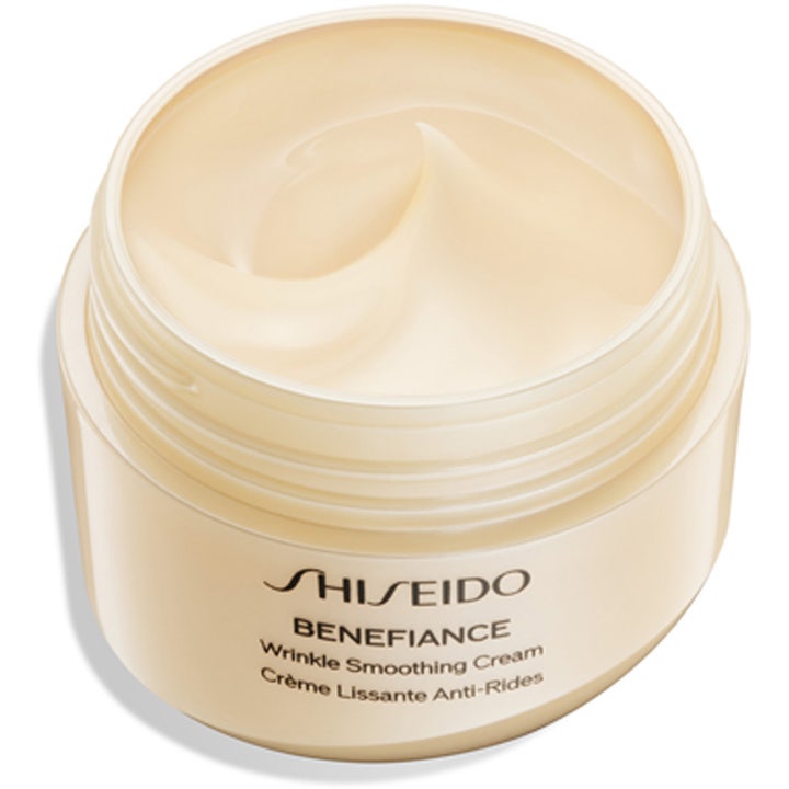 Shiseido Benefiance Wrinkle Smoothing Cream 30 ml fuktighetsgivende dagkrem mot rynker i beige krukke med kremet tekstur