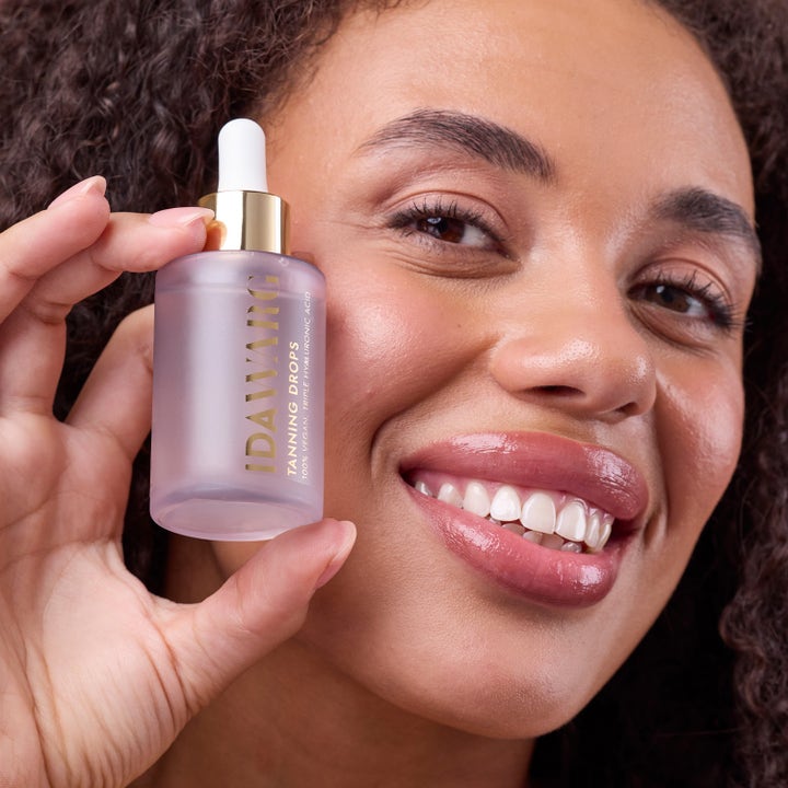 IDA WARG Beauty Tanning Drops 45 ml selvbruningsdråper med hyaluronsyre holdt ved ansiktet for naturlig glød