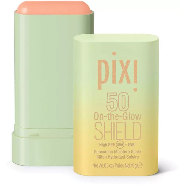 Pixi On-the-Glow Shield 19g solstift med SPF 50 som gir fukt i en lysegrønn og gul hylse med ferskenfarget stift