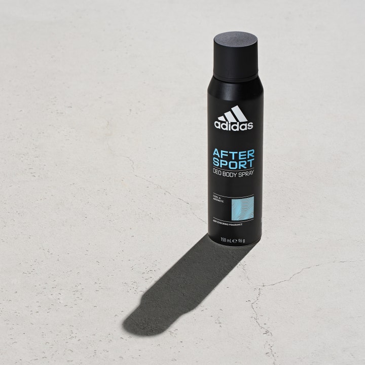 Adidas After Sport 150 ml deodorant spray gir friskhet i en matt svart flaske med blå detaljer på lys bakgrunn.