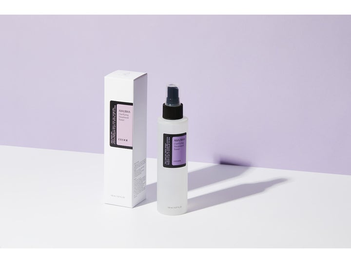 COSRX AHA/BHA Clarifying Treatment Toner 150 ml eksfolierende toner i frostet sprayflaske og hvit eske.