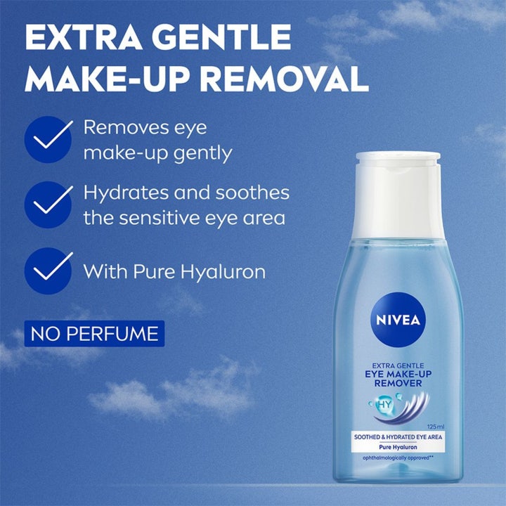 NIVEA Gentle Eye Make-Up Remover 125 ml parfymefri øyesminkefjerner med hyaluron i blå flaske mot en skyete himmel