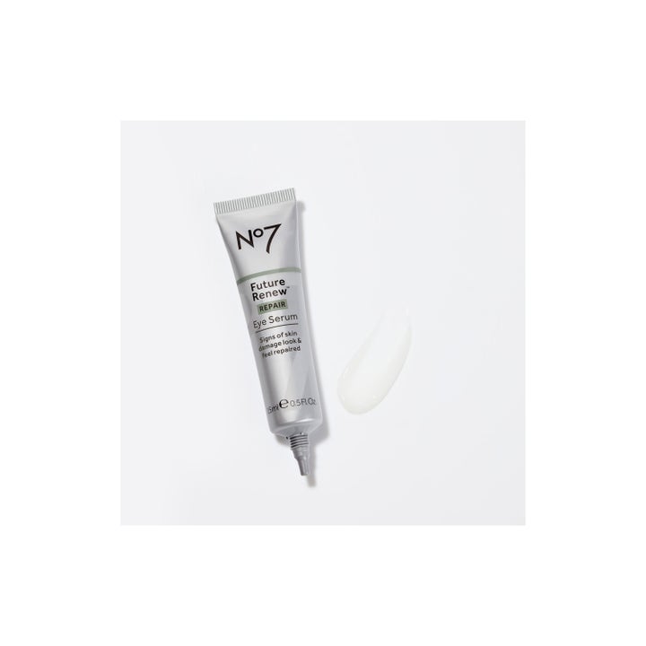 No7 Future Renew Repair Eye Serum 15 ml reparerende øyeserum i sølvfarget tube med hvit lett tekstur