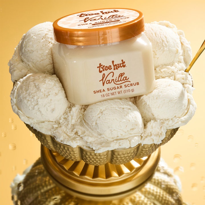 Tree Hut Shea Sugar Scrub Vanilla 510 g fuktighetsgivende kroppsskrubb i krukke omgitt av kuler med vaniljeis