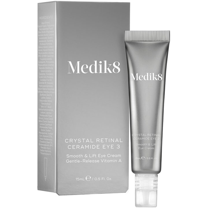 Medik8 Crystal Retinal Ceramide Eye 3 15 ml løftende øyekrem med retinol i sølvfarget tube og eske.