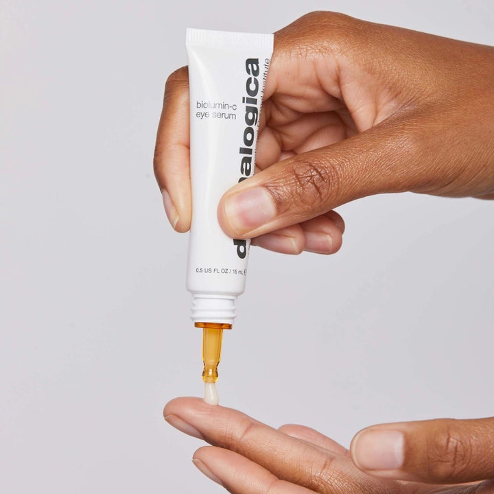 Dermalogica BioLumin-C Eye Serum 15 ml øyeserum med vitamin C som gir glød påføres fra hvit tube til en fingertupp