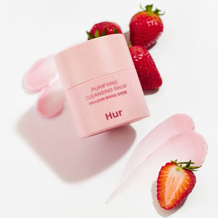House of Hur Purifying Cleansing Balm 50 ml i rosa krukke med ferske jordbær og kremet tekstur.