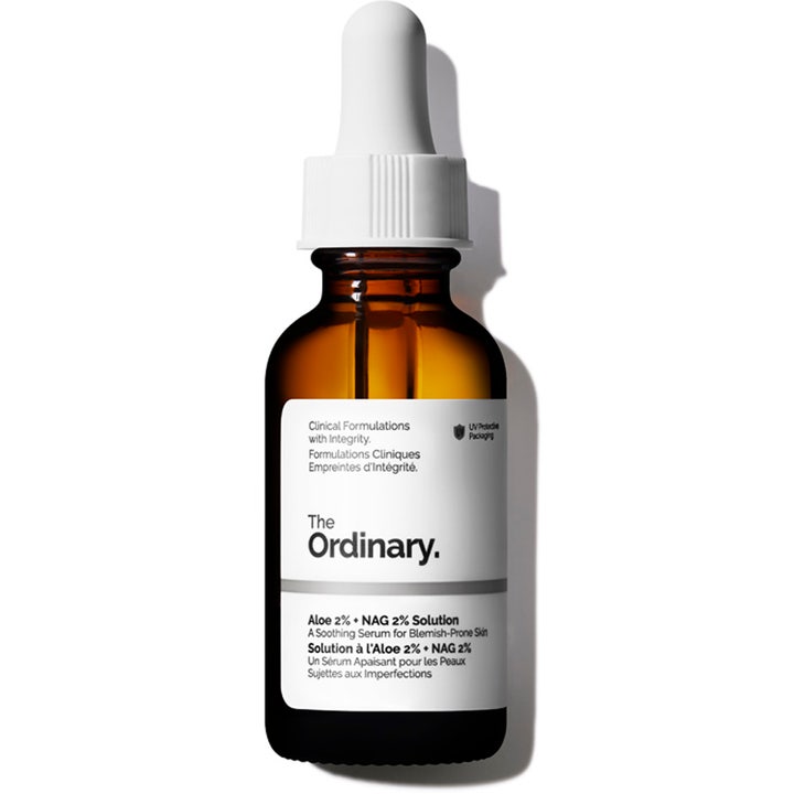 The Ordinary Aloe 2% + NAG 2% Solution 30 ml beroligende serum i mørk glassflaske med hvit pipette