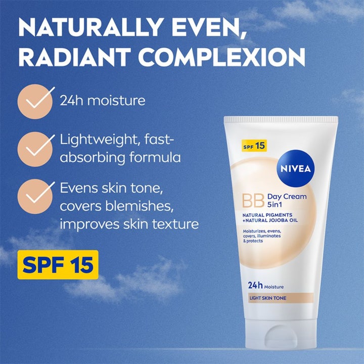 NIVEA BB Tinted Moisturiser 50 ml fuktighetsgivende dagkrem i hvit tube med SPF 15 mot en blå himmel.