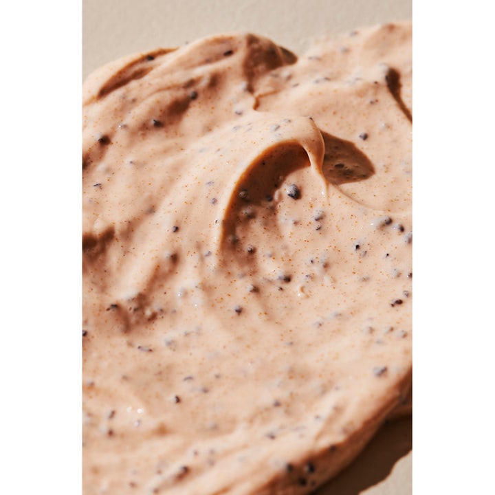 Hickap Hyper Glow Body Scrub Beige 150 ml gir huden glød med en kremet beige tekstur og eksfolierende korn.