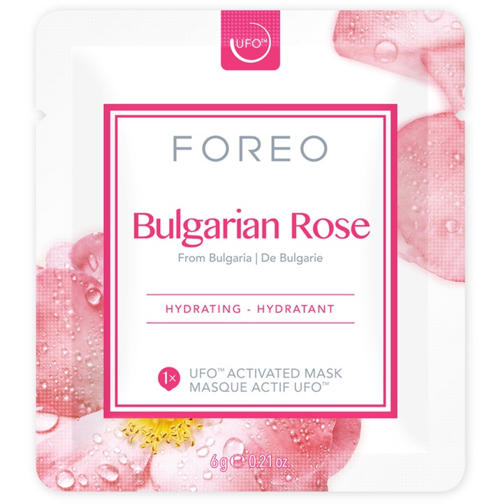FOREO UFO Bulgarian Rose 6 g fuktighetsgivende ansiktsmaske i hvit og rosa pose med roseblader.