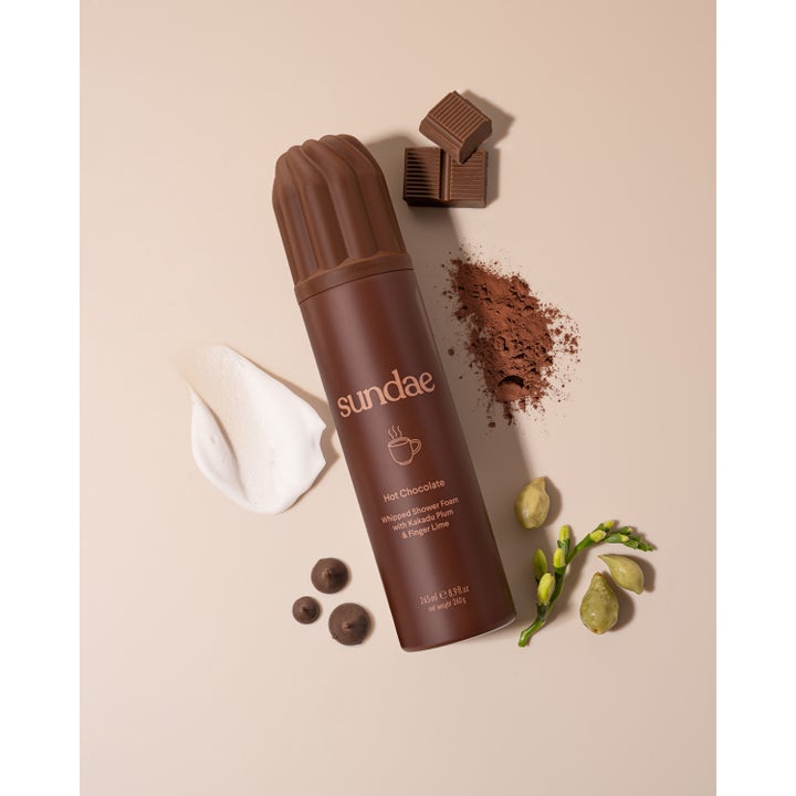 Sundae Whipped Shower Foam Hot Chocolate 265 ml fuktighetsgivende dusjsåpe i brun flaske med sjokolade og hvit skumtekstur