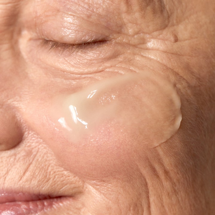 MÁDARA AGE PRO Intense Wrinkle Serum 30 ml anti-age serum med lett geltekstur påført rynker på moden hud