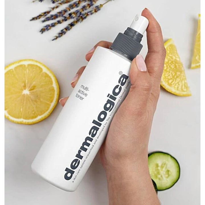 Dermalogica Multi-Active Toner Duo fuktighetsgivende ansiktsvann i hvit sprayflaske med sitron og agurk.