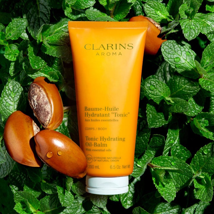 Clarins Tonic Hydrating Oil-Balm 200 ml fuktighetsgivende kroppsbalm i oransje tube med grønne blader og nøtter.