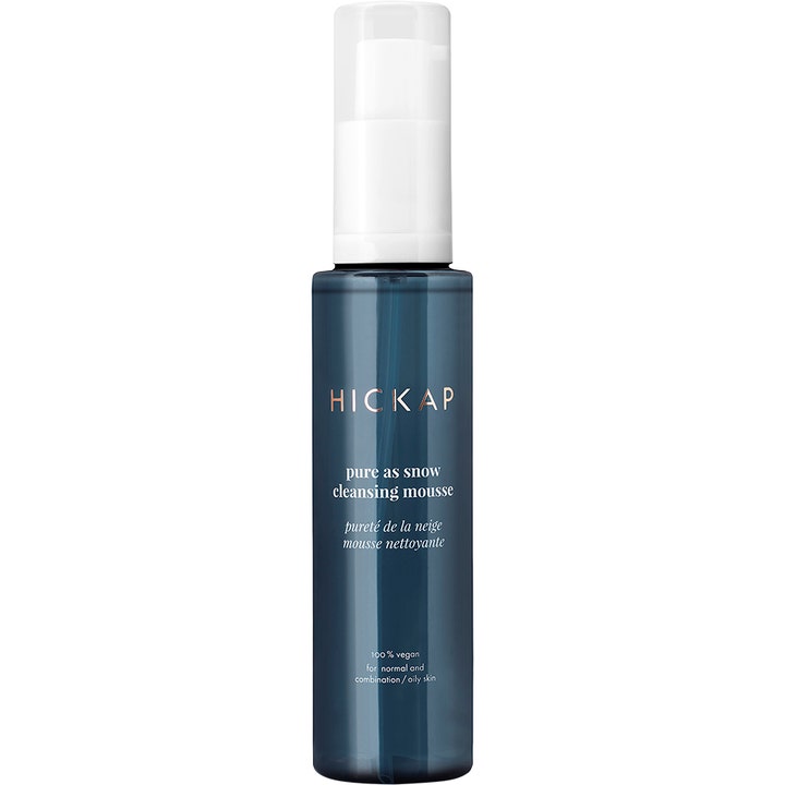 Hickap Pure As Snow Cleansing Mousse 150 ml dyprensende ansiktsrens i mørkeblå pumpeflaske med hvitt lokk.