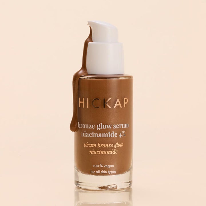 Hickap Bronze Glow Serum 30 ml glødgivende serum med niacinamid i glassflaske med rennende bronsefarget tekstur