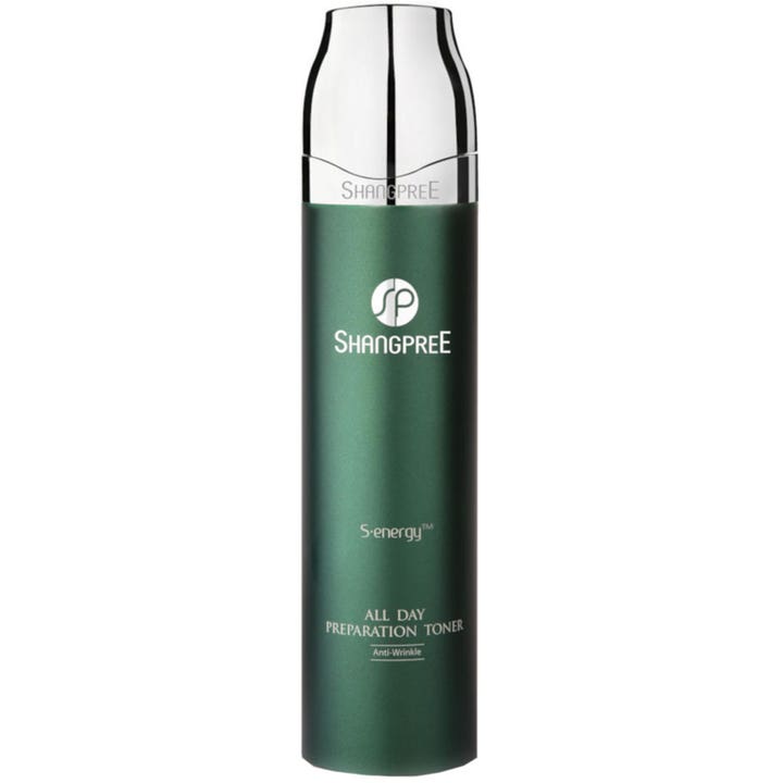 Shangpree S-energy All Day Preparation Toner mot rynker i en elegant mørkegrønn sylindrisk flaske med sølvlokk.