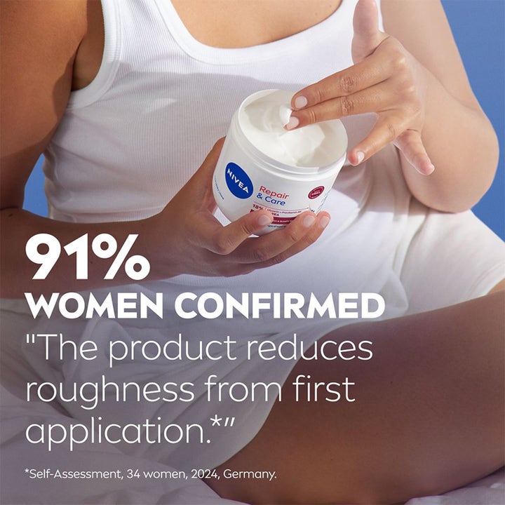 NIVEA Repair & Care Body Cream 400 ml fuktighetskrem med urea i hvit krukke som kvinne påfører for å redusere ruhet.