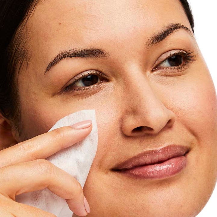 No7 Biodegradable Wipes 30 stk ansiktsrens som fjerner smuss vist på en kvinne som bruker en hvit serviett.