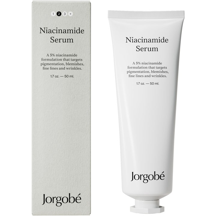 Jorgobé Niacinamide Serum 50 ml utjevnende ansiktsserum i hvit tube og eske som reduserer pigmentering.
