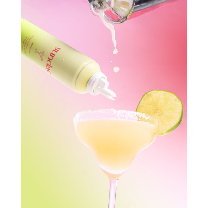 Sundae Whipped Shower Foam Margarita 265 ml fuktighetsgivende dusjsåpe ved siden av et margaritaglass med lime