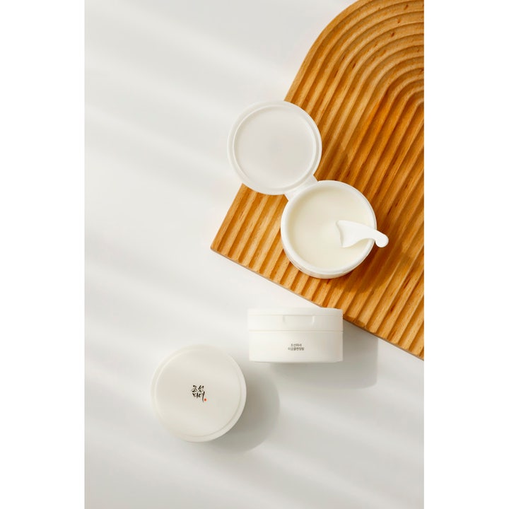 Beauty of Joseon Radiance Cleansing Balm 100 ml opplysende ansiktsrens i hvit krukke med spatel på trebrett