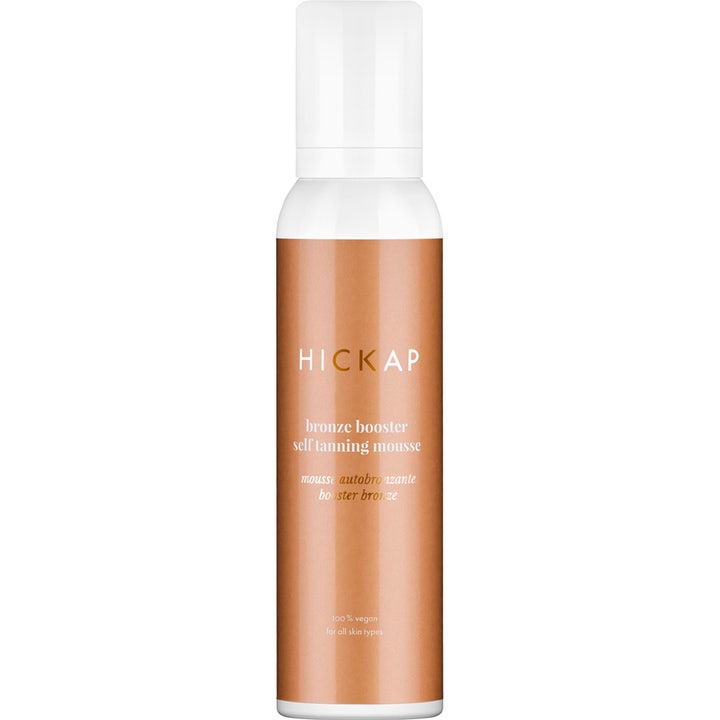 Hickap Bronze Booster Self Tanning Mousse 150 ml gir glød i hvit pumpeflaske med bronsefarget etikett.