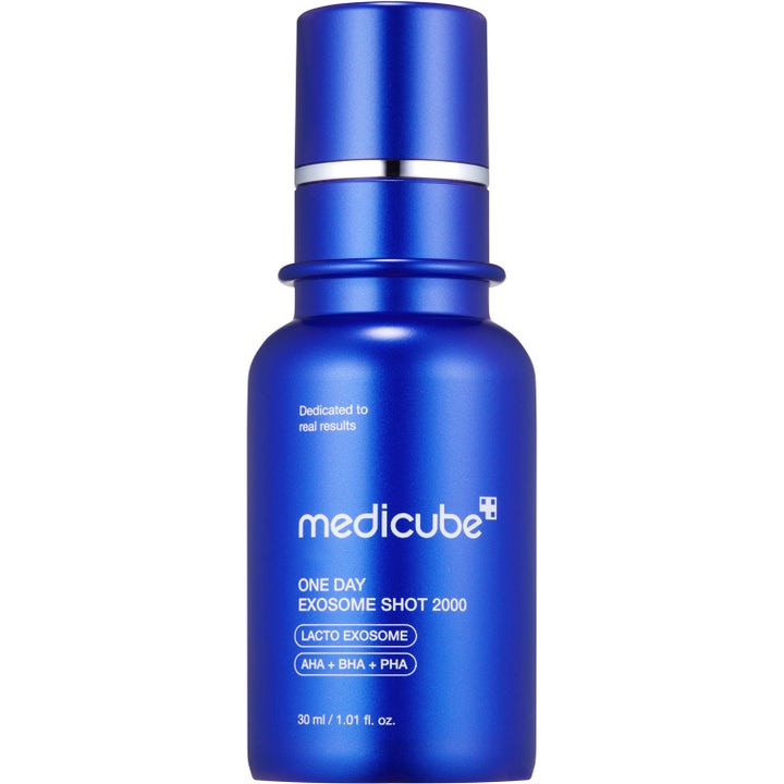 Medicube One Day Exosome Shot 2000 30 ml eksfolierende serum i matt blå flaske som gir en jevnere hudstruktur