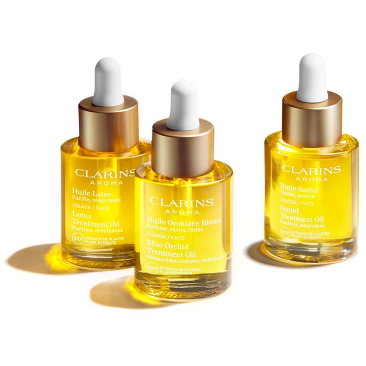 Clarins Face Treatment Oil Santal 30 ml beroligende ansiktsolje i tre glassflasker med gullfarget kork.