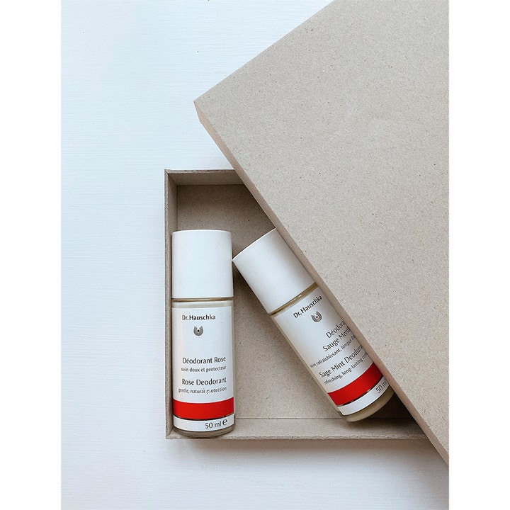 Dr. Hauschka Rose Deodorant 50 ml beskyttende roll-on i hvit flaske med rød stripe vist i en brun pappeske
