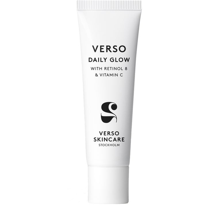 Verso Daily Glow 30 ml glødgivende ansiktskrem med retinol og vitamin C i hvit tube med sort tekst