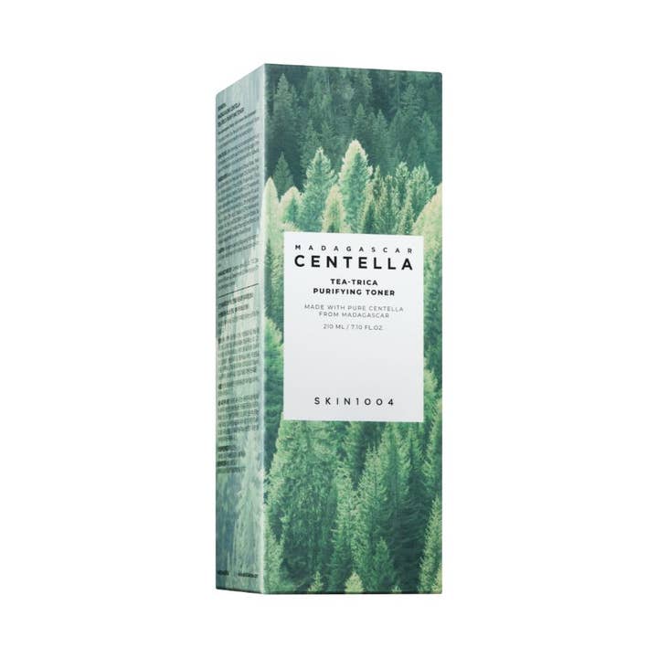 SKIN1004 Madagascar Centella Tea-Trica Purifying Toner 210 ml rensende toner i eske med grønt skogmotiv