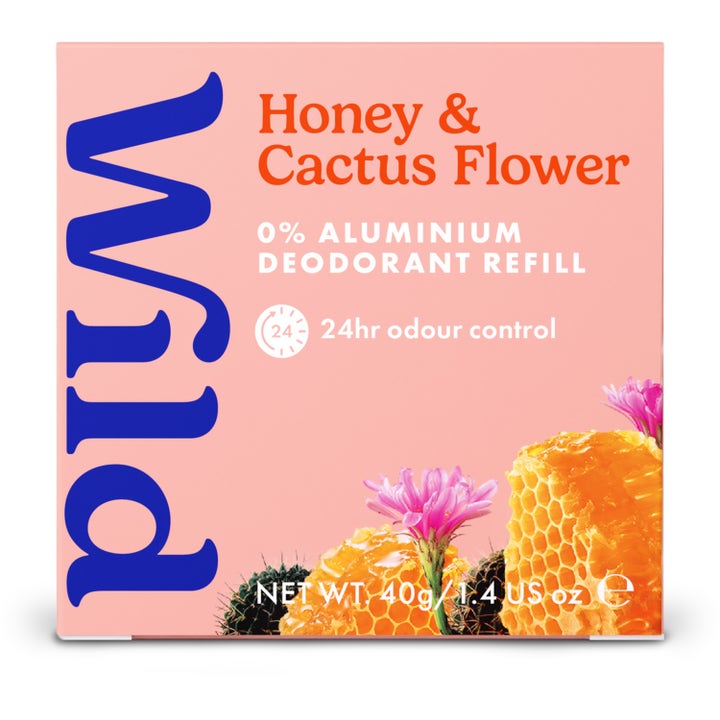 Wild Deo Stick Refill Honey Cactus Flower 40 g gir 24 timers luktbeskyttelse i rosa eske med bilde av honningkake