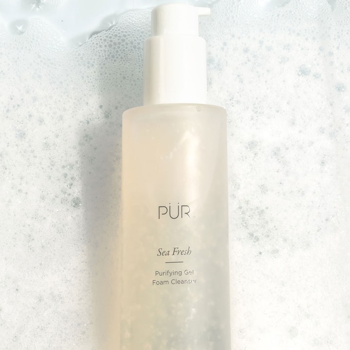 PÜR Sea Fresh Purifying Gel Foam Cleanser 150 ml rengjøringsgel i frostet pumpeflaske omgitt av hvitt såpeskum
